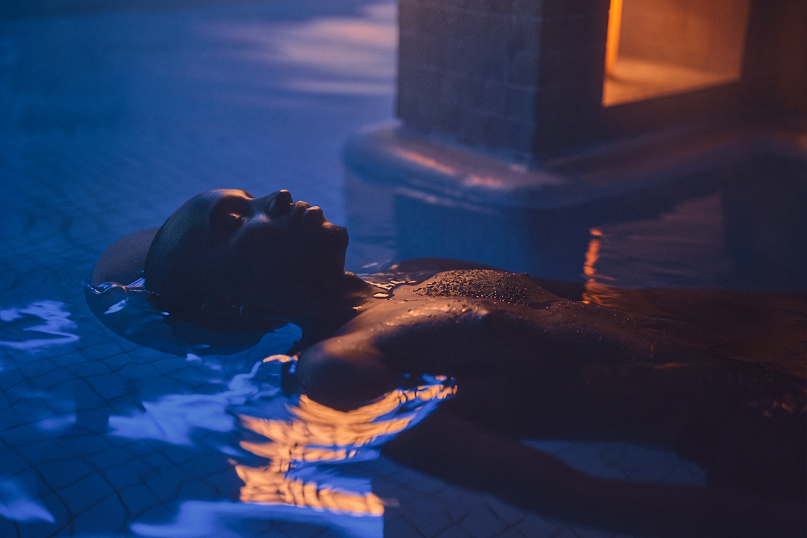 homme flottant dans le bain kalla