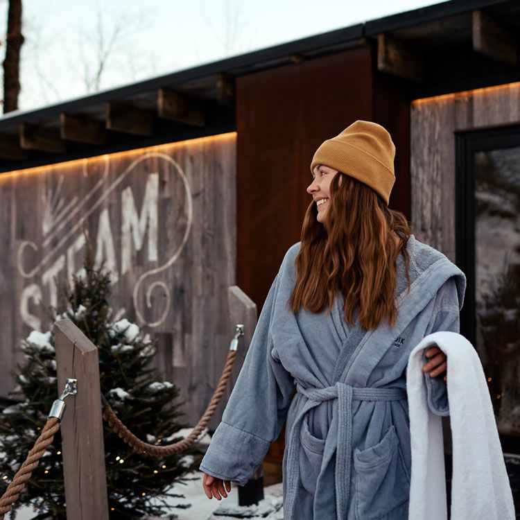 femme sortant d'un sauna à vapeur