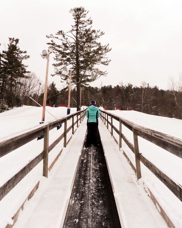 personne montant une rampe, tube en main