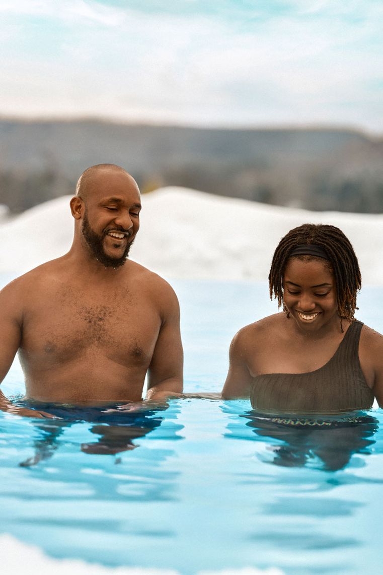 invités dans un bain panoramique