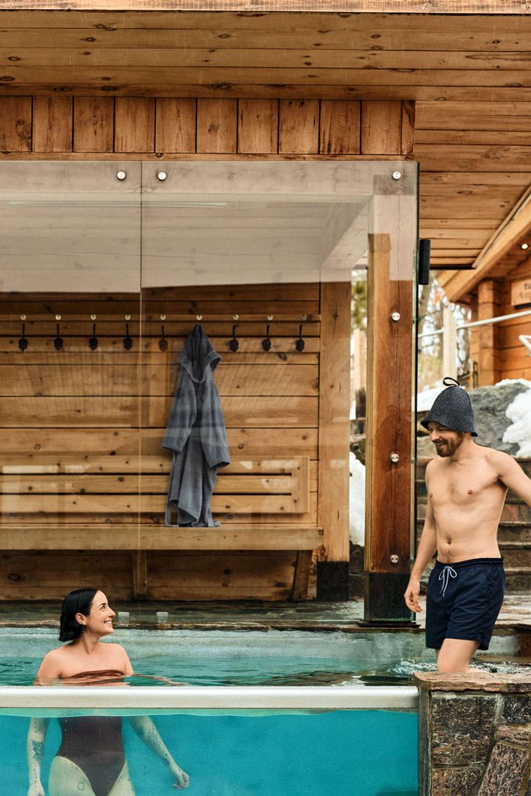 invités dans un bain froid