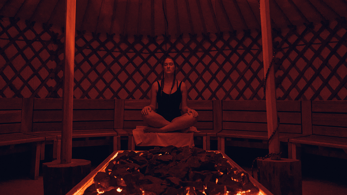 femme méditant dans une hutte