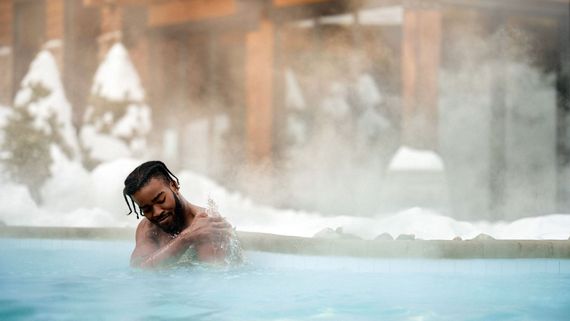 homme dans un bain chaud au spa