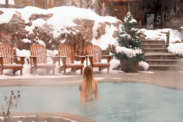 femme dans un bain thermal au Spa Village