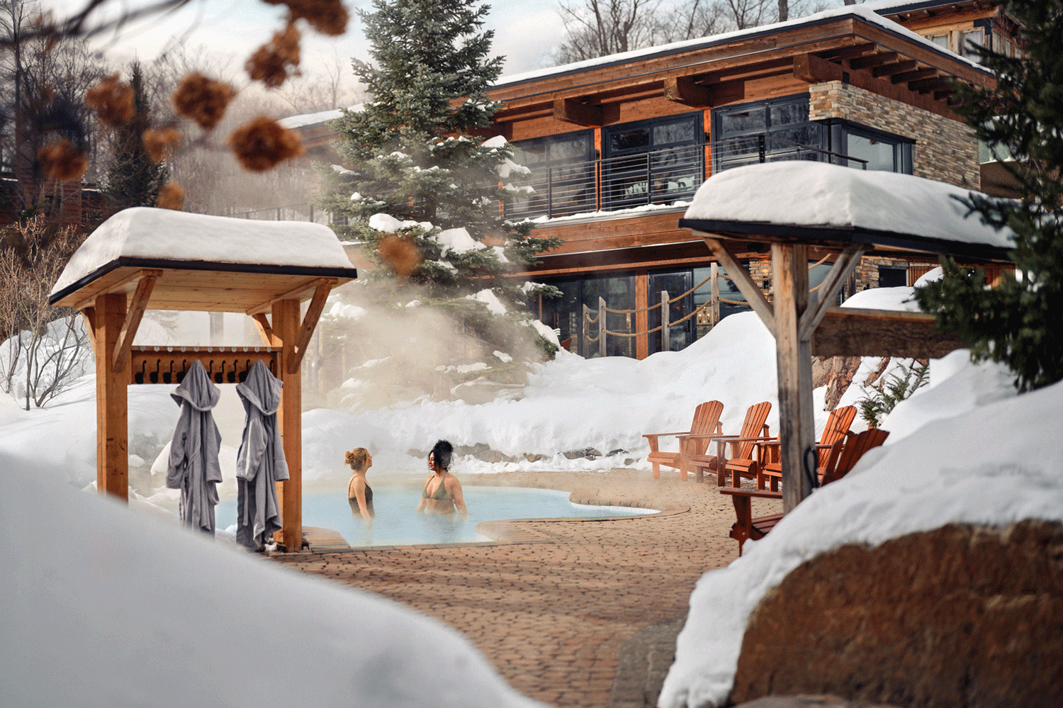 invités dans un bain thermal au spa en hiver