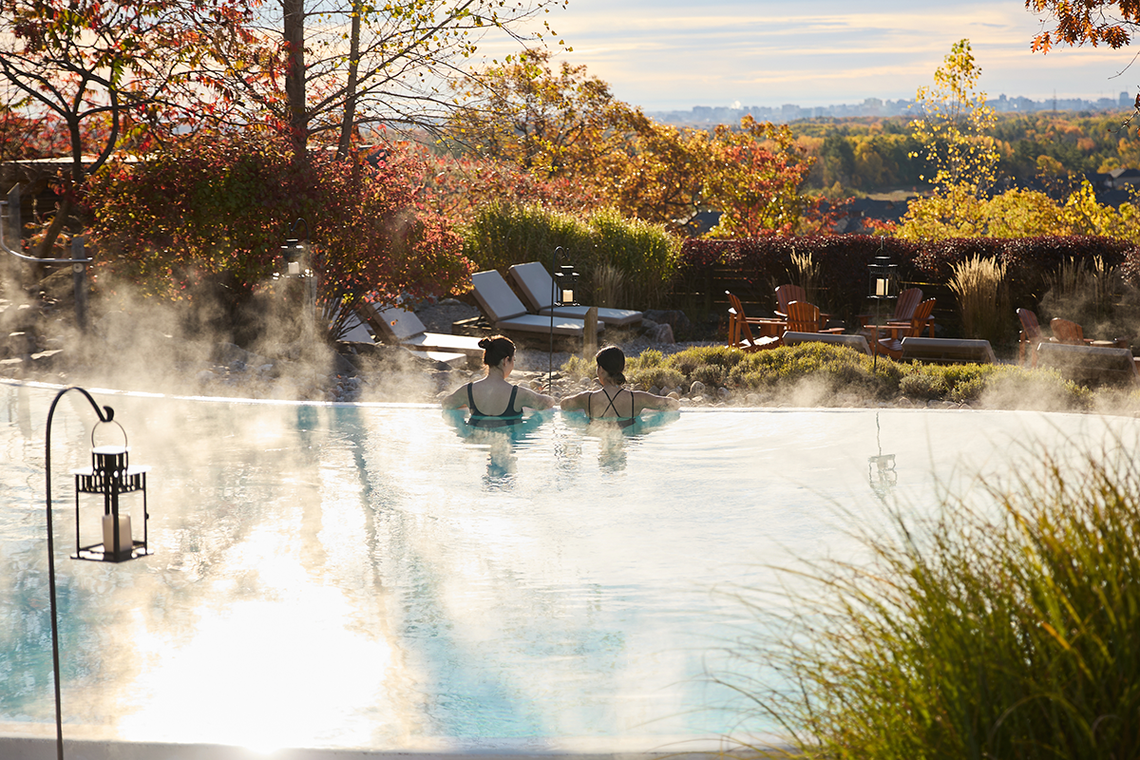 Guests in a thermal bath, during the fall season