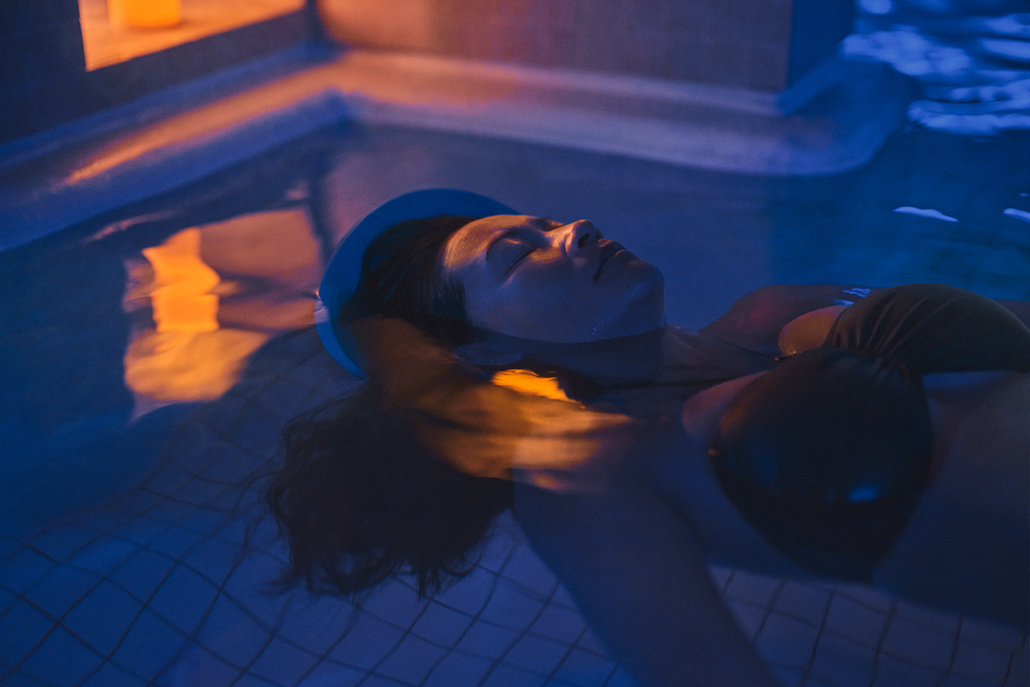 femme flottant dans le bain Kalla