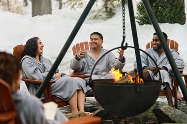 invités relaxant près d'un feu