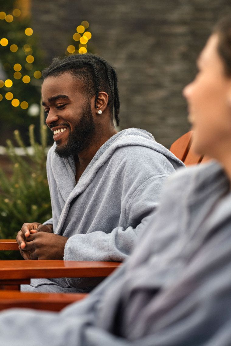 invités relaxant dans des chaises longues