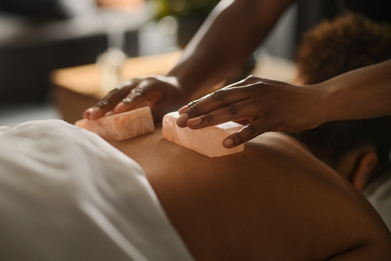 personne allongée sur une table de soins