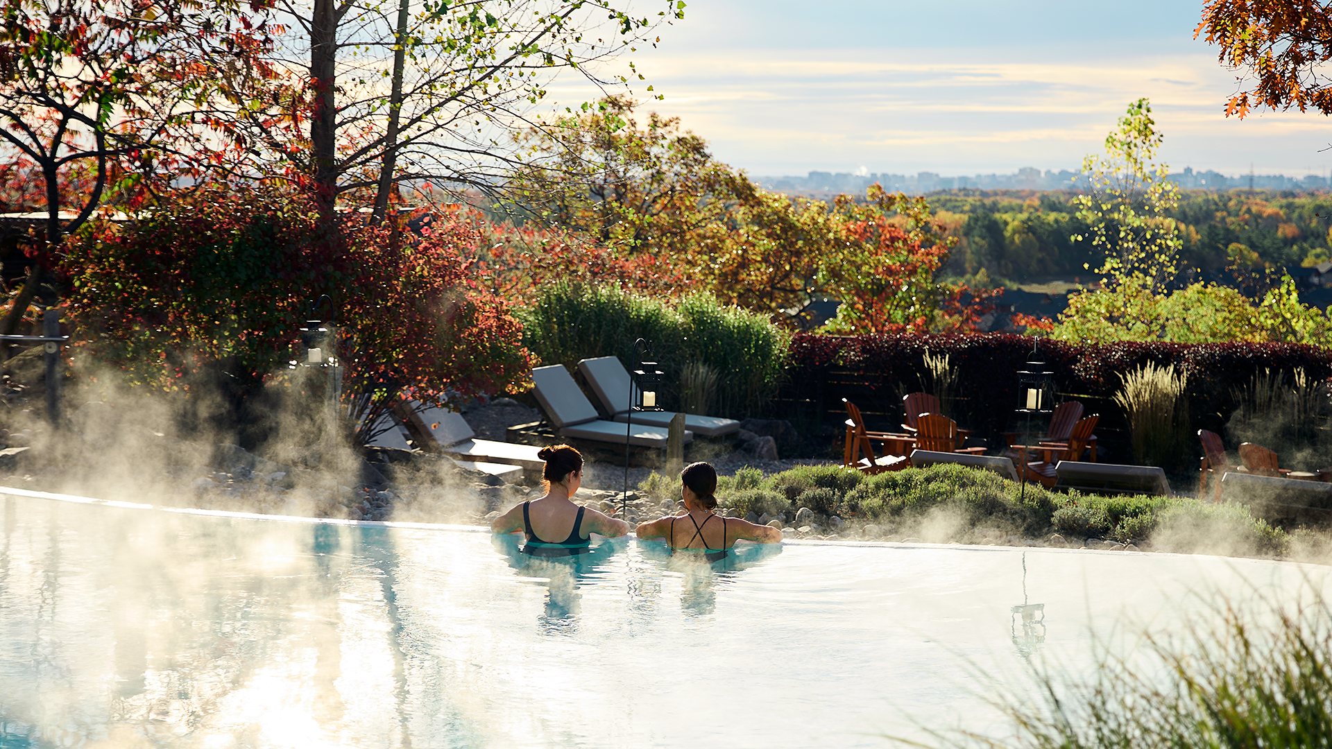 invités dans le bain panoramique, en automne