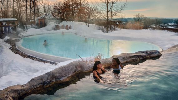 invités relaxant dans un bain chaud