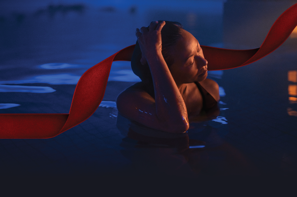 femme assise dans le bain de flottaison Kalla