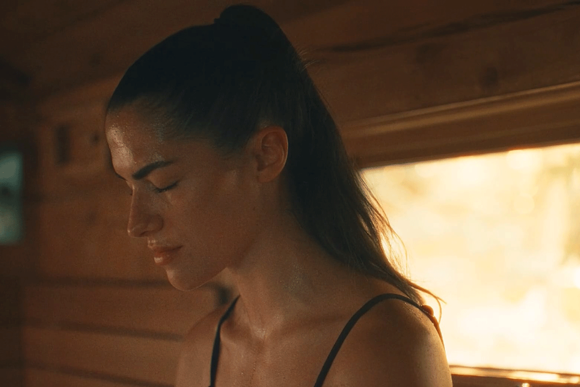 Armelle dans un sauna
