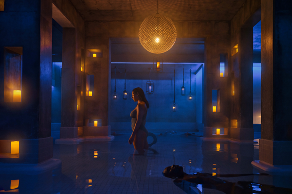 guests in the Kalla flotation bath