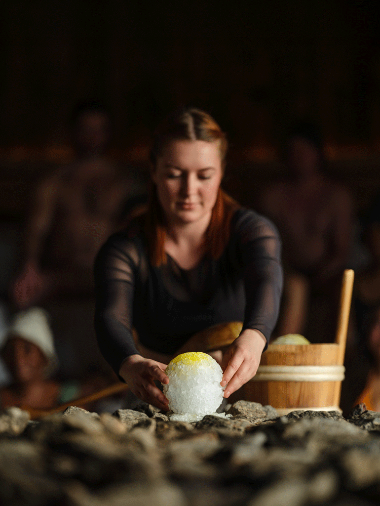 artisan performing an Aufguss ritual