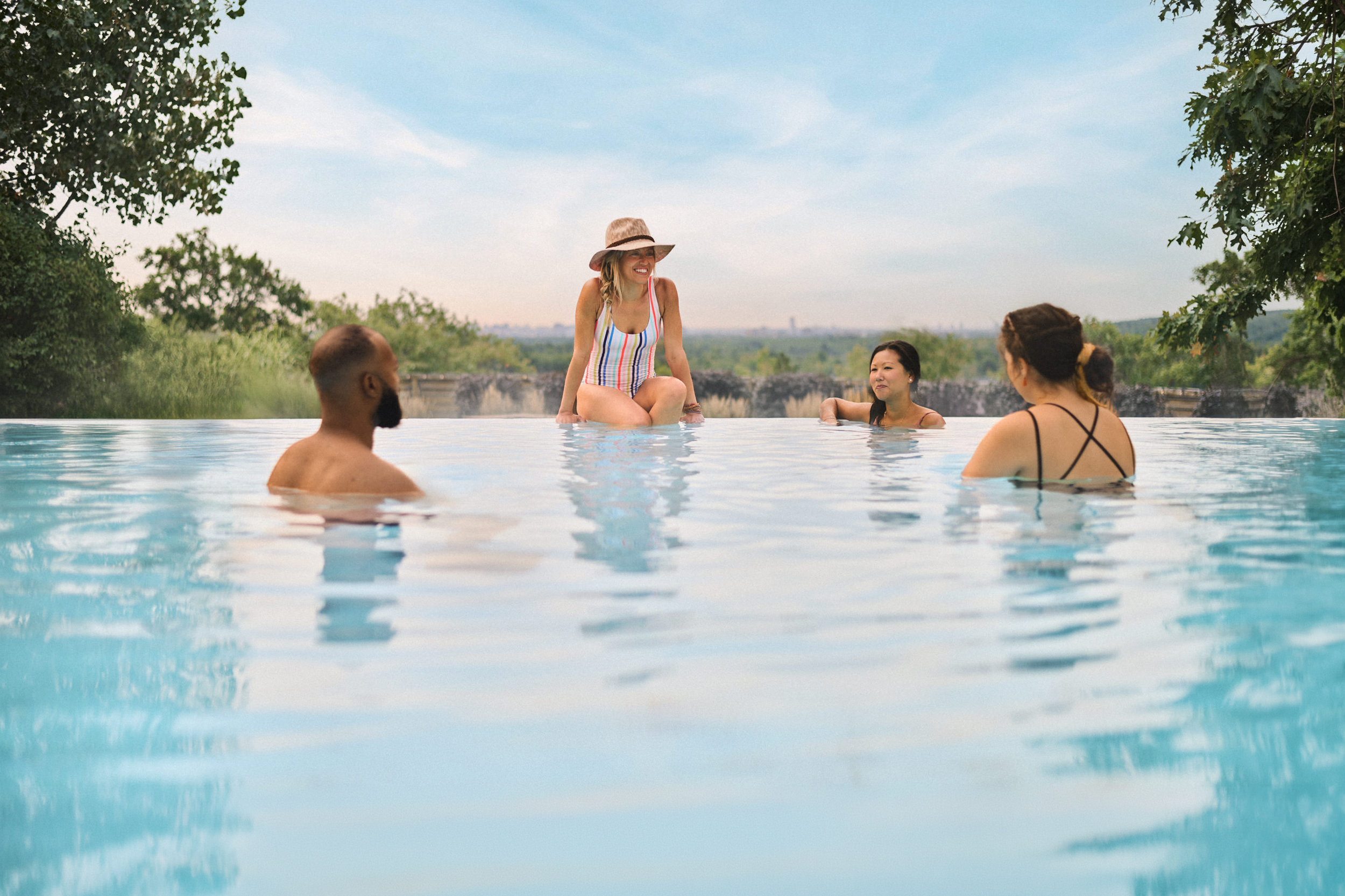 invités relaxant dans un bain thermal