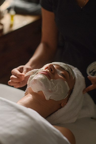 personne profitant d'un soin du visage
