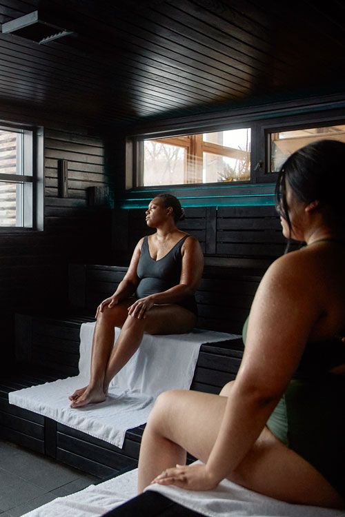 homme suant dans un sauna