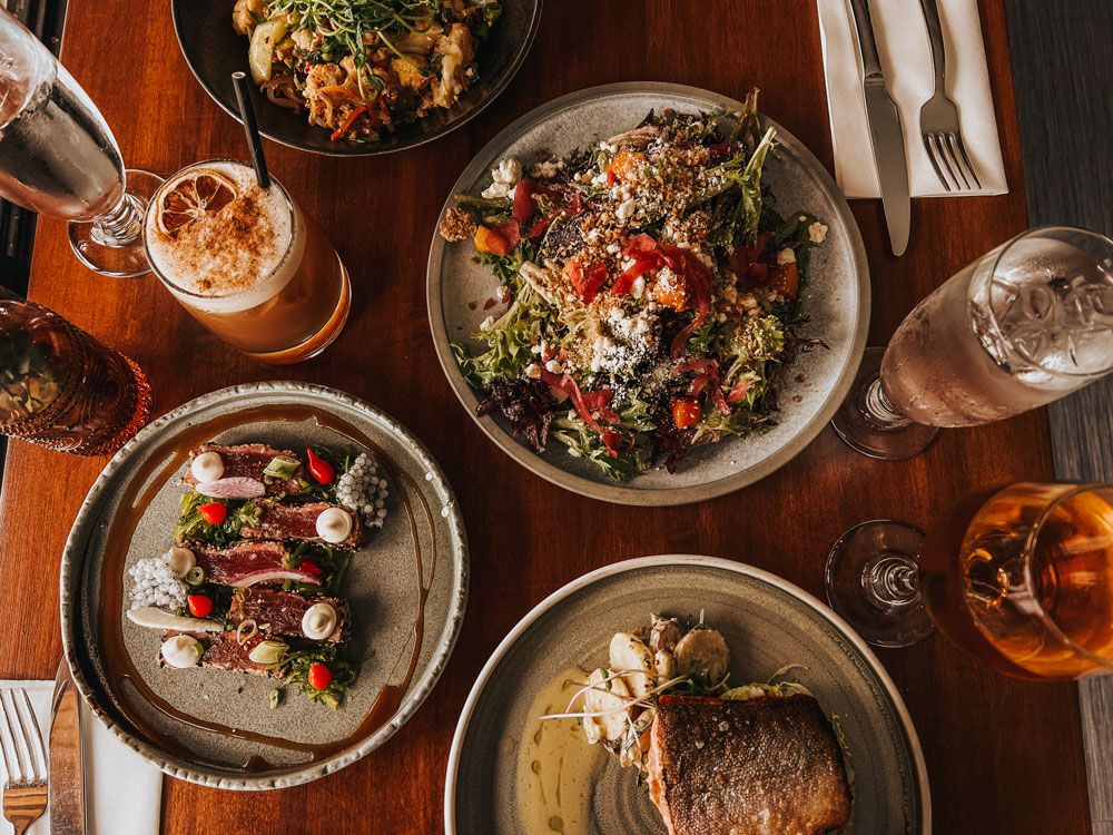 repas et boissons variés au Resto