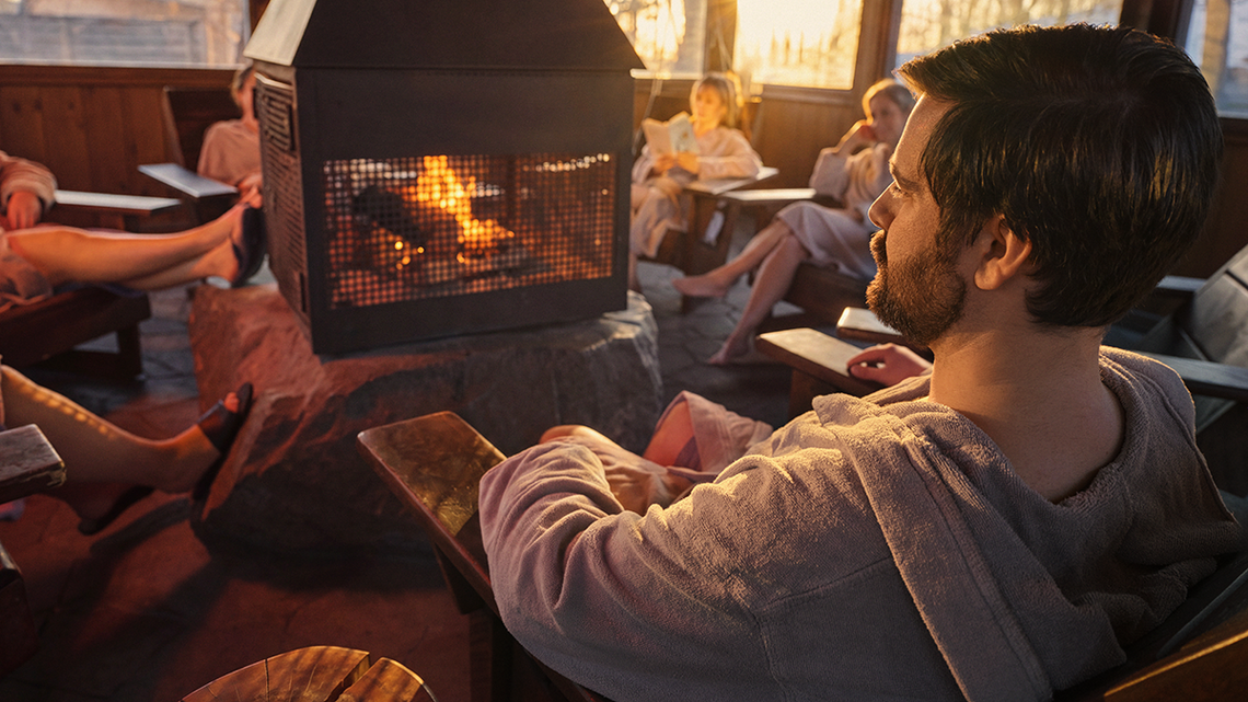 invités relaxant près d'un feu