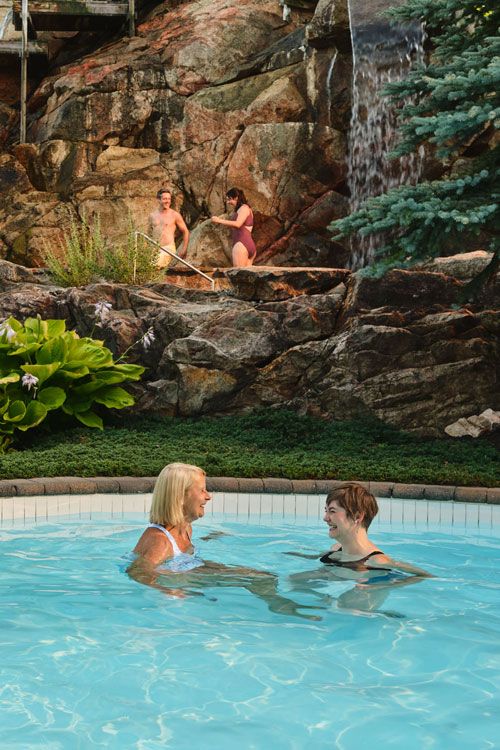 invités dans un bain tempéré