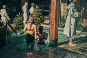 guests entering a cold bath