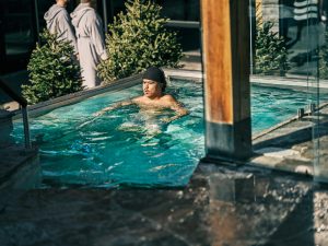 invité dans un bain d'eau froide