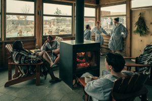 invités relaxant dans un chalet