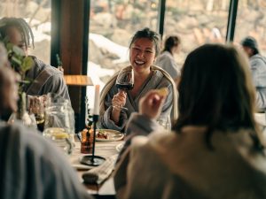 invités mangeant un repas au spa